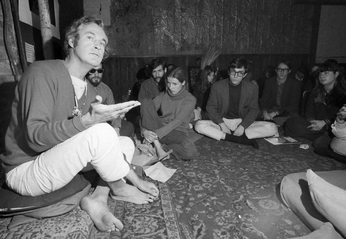 El Dr. Timothy Leary habla sobre el LSD en la Liga para el Descubrimiento Espiritual en Nueva York, el 7 de abril de 1967. (Foto: Eddie Adams/AP).