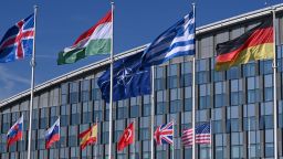 Esta fotografía tomada el 27 de febrero de 2024 muestra un mástil vacío entre las banderas de los países  en el Tribunal de Honor de la sede de la OTAN, antes de una ceremonia de izamiento de bandera para la adhesión de Suecia a la OTAN, en Bruselas el 27 de febrero de 2024. Crédito: JOHN THYS/AFP vía Getty Images