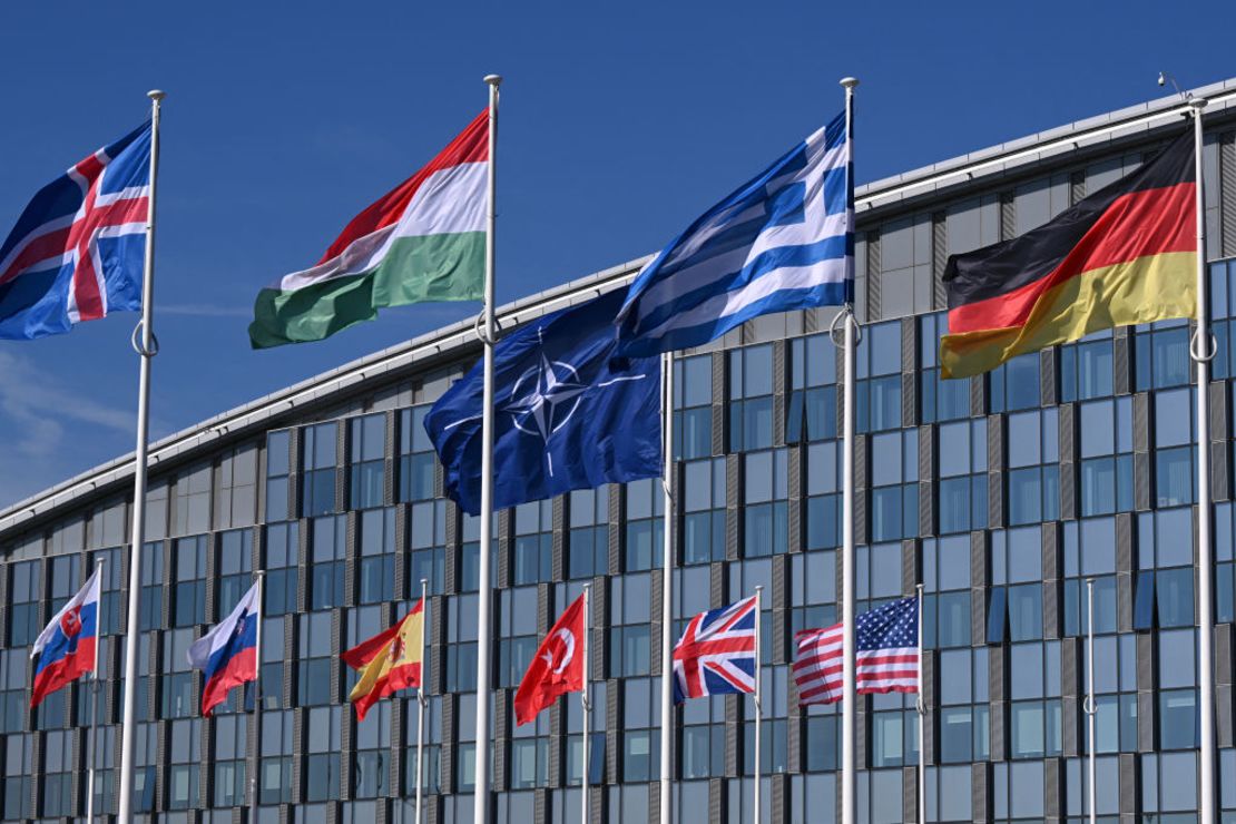 Esta fotografía tomada el 27 de febrero de 2024 muestra un mástil vacío entre las banderas de los países miembros en el Tribunal de Honor de la sede de la OTAN, antes de una ceremonia de izamiento de bandera para la adhesión de Suecia a la OTAN, en Bruselas el 27 de febrero de 2024. Crédito: JOHN THYS/AFP vía Getty Images