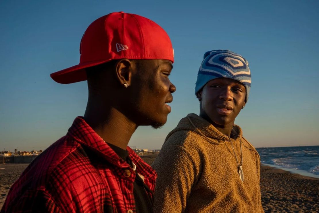 Los actores senegaleses Seydou Sarr, a la derecha, y Moustapha Fall posan para la cámara cerca de Roma en febrero.