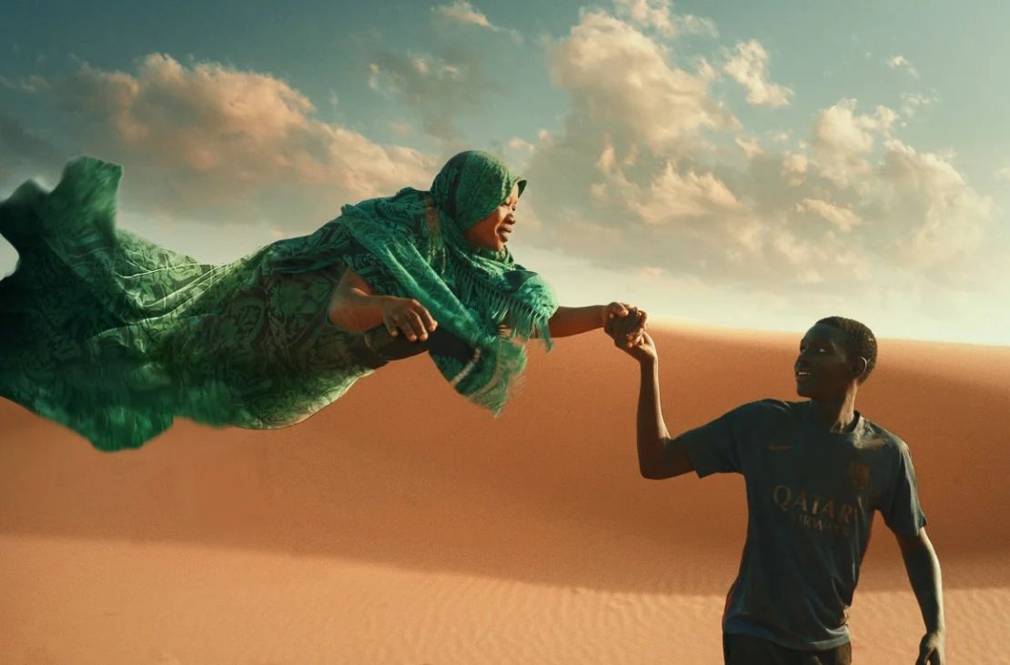 Una fantástica escena de "Io Capitano" muestra al protagonista de la película (interpretado por Sarr) ayudando a una mujer a cruzar el desierto.