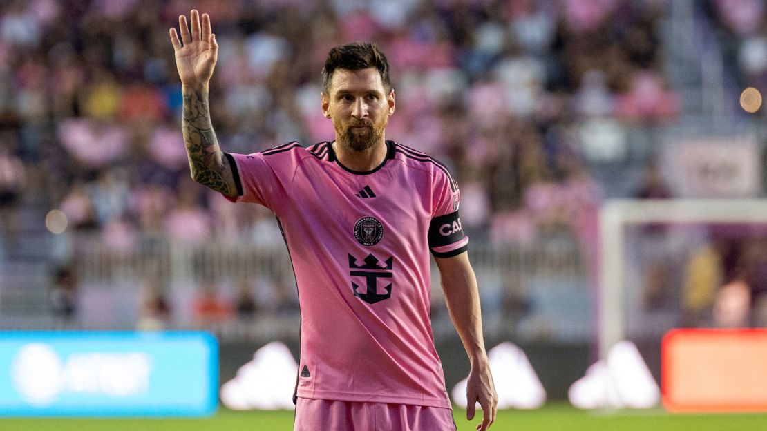 El delantero argentino del Inter Miami, Lionel Messi, saluda durante el partido de fútbol de la MLS entre Orlando City y el Inter Miami FC en el Chase Stadium de Fort Lauderdale, Florida, el 2 de marzo de 2024. Crédito: CHRIS ARJOON/ AFP vía Getty Images