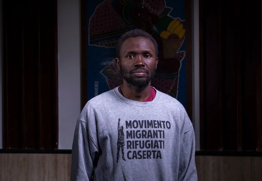 Mamadou Kouassi compartió su propia experiencia migratoria como asesor de guión de "Io Capitano". Kouassi viajó de su natal Costa de Marfil a Italia en 2006.