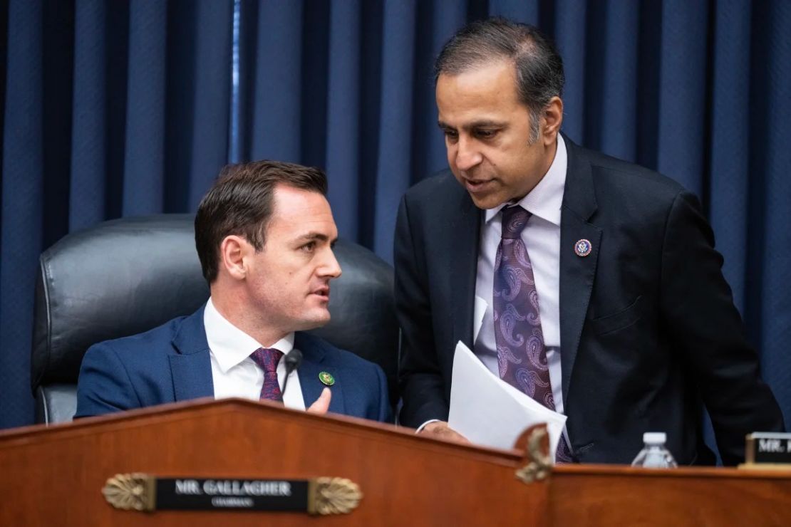 El presidente Mike Gallagher, republicano de Wisconsin, y el miembro de mayor rango, el representante Raja Krishnamoorthi, demócrata de Illinois, llegan a la reunión de la comisión selecta sobre la Competencia Estratégica entre Estados Unidos y el Partido Comunista Chino para la aprobación de dos informes de la comisión en el edificio Rayburn, el miércoles 24 de mayo de 2023.