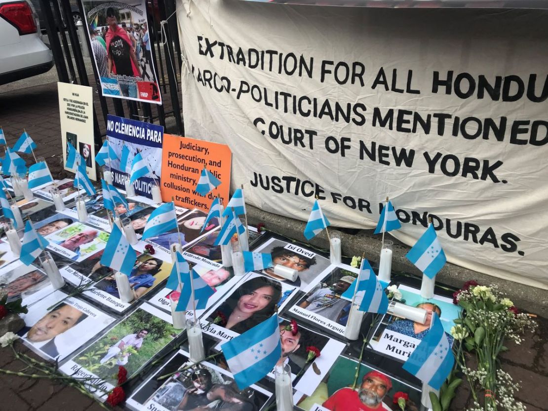 Se instala un memorial a las víctimas del narcotráfico frente al tribunal federal de Manhattan mientras el jurado delibera durante el juicio por narcotráfico del expresidente de Honduras Juan Orlando Hernández el 7 de marzo de 2024, en la ciudad de Nueva York.