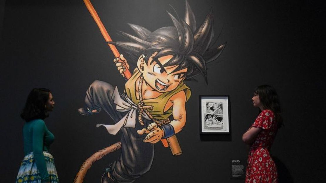 Empleadas del Museo Británico posan junto a una obra de arte de la serie manga Dragon Ball de Toriyama Akira el 22 de mayo de 2019.