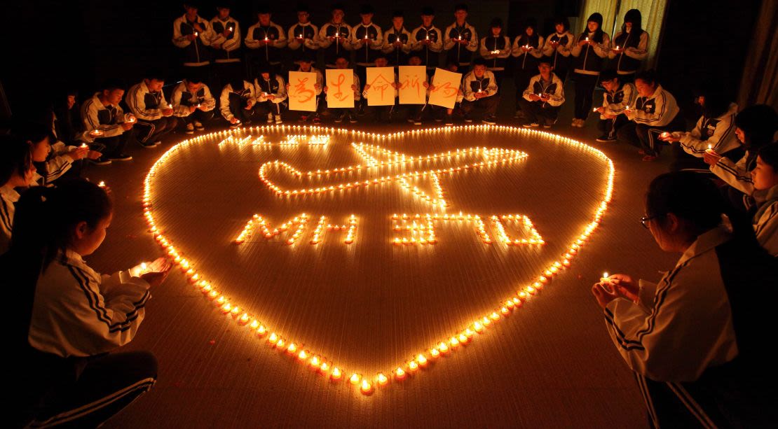 Estudiantes rezan por los pasajeros del MH370 el 10 de marzo de 2014 en Zhuji, China.