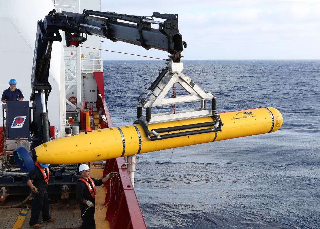 El vehículo submarino autónomo (AUV) Phoenix Bluefin-21 se eleva sobre el costado del buque de defensa australiano Ocean Shield en la búsqueda del vuelo 370 de Malaysia Airlines desaparecido el 14 de abril de 2014.