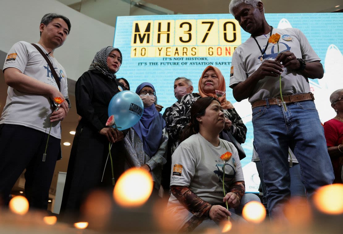 Familiares de los pasajeros de China y Malasia a bordo del MH370 durante un acto conmemorativo del 10º aniversario de su desaparición, en Subang Jaya, Malasia, el 3 de marzo de 2024.