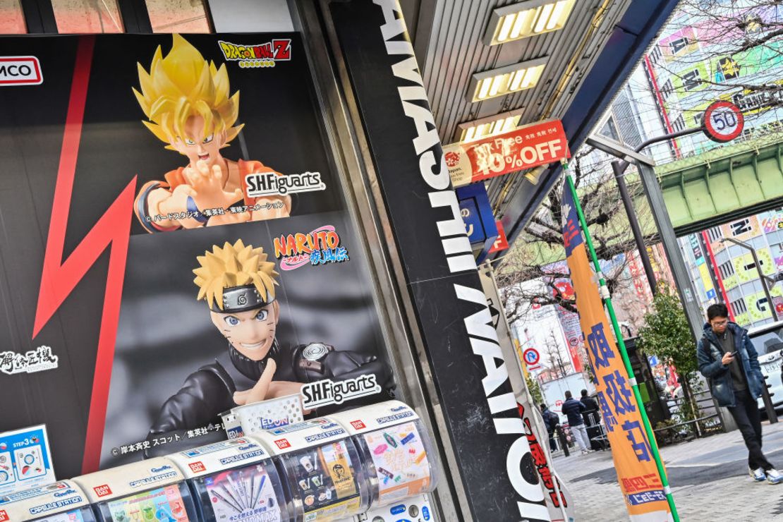 Cartel (arriba a la izquierda) que anuncia la popular franquicia de manga "Dragon Ball" en una calle en el área de Akihabara en Tokio el 8 de marzo de 2024.