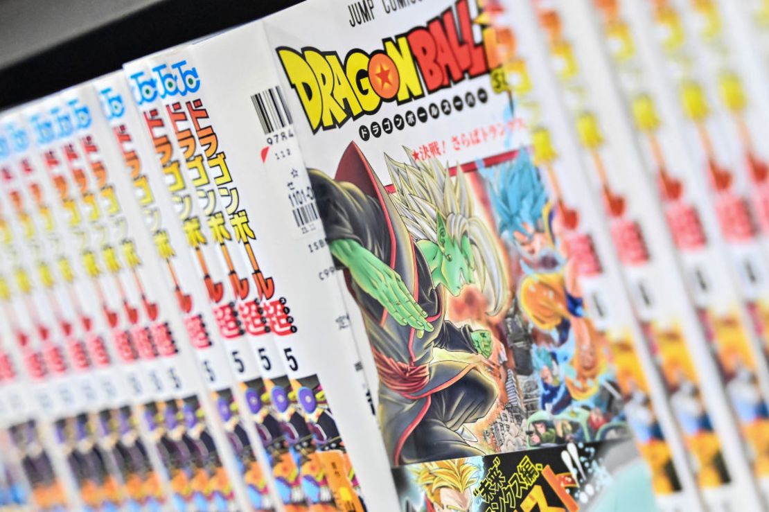 Libros de la popular serie de manga "Dragon Ball" en un estante de una tienda en el centro de Tokio el 8 de marzo de 2024.