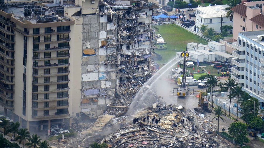 Personal de rescate rebusca entre los restos del edificio de condominios Champlain Towers South en Surfside, Florida, el 25 de junio de 2021.