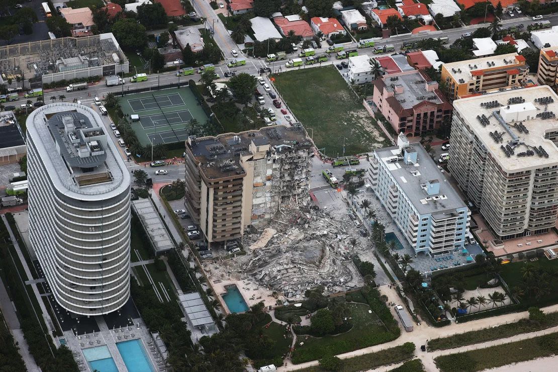 Personal de búsqueda y rescate trabaja tras el derrumbe parcial del edificio de condominios Champlain Towers South el 24 de junio de 2021 en Surfside, Florida.