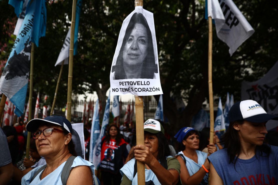 Una mujer sostiene una fotografía de la ministra de Capital Humano, Sandra Petovello, que dice: "Petrovello, no tienes corazón", durante una protesta