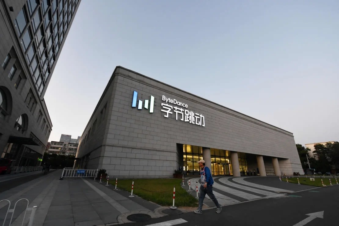 Un hombre pasa por la sede de ByteDance, la empresa matriz de la aplicación para compartir vídeos TikTok, en Beijing.