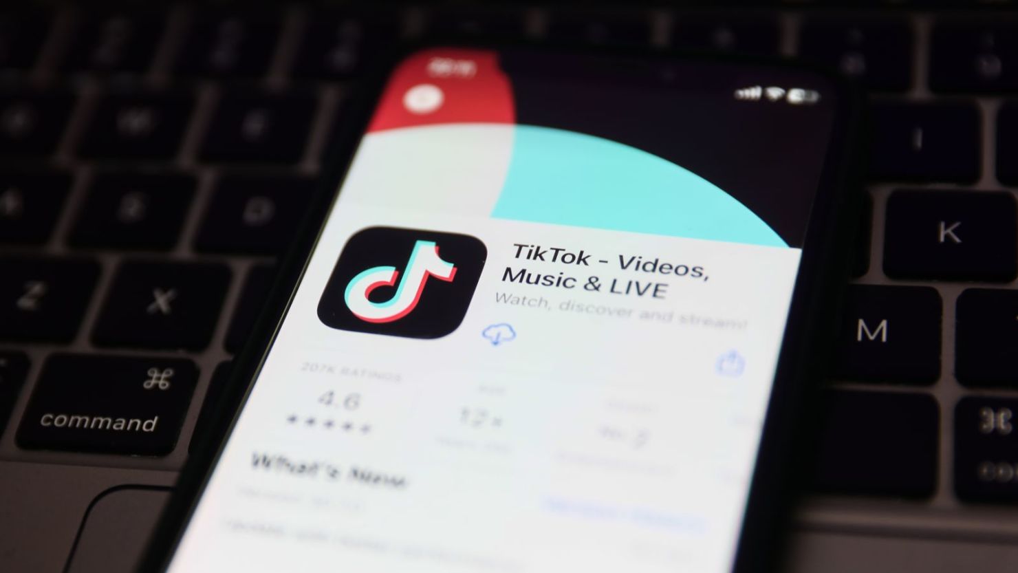 Un teclado de computadora portátil y TikTok en la App Store.