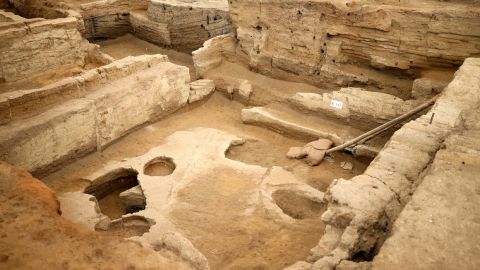 El pan de 8.600 años de antigüedad fue descubierto en el sitio arqueológico neolítico de Çatalhöyük, declarado Patrimonio de la Humanidad por la UNESCO, en el distrito de Cumra en Konya, Turquía.