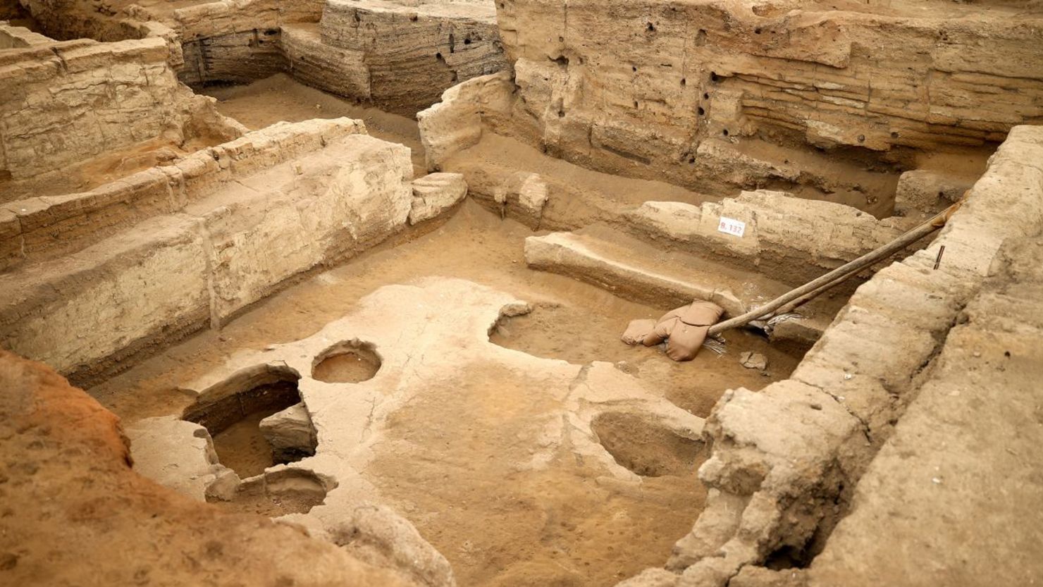 El pan de 8.600 años de antigüedad fue descubierto en el sitio arqueológico neolítico de Çatalhöyük, declarado Patrimonio de la Humanidad por la UNESCO, en el distrito de Cumra en Konya, Turquía.