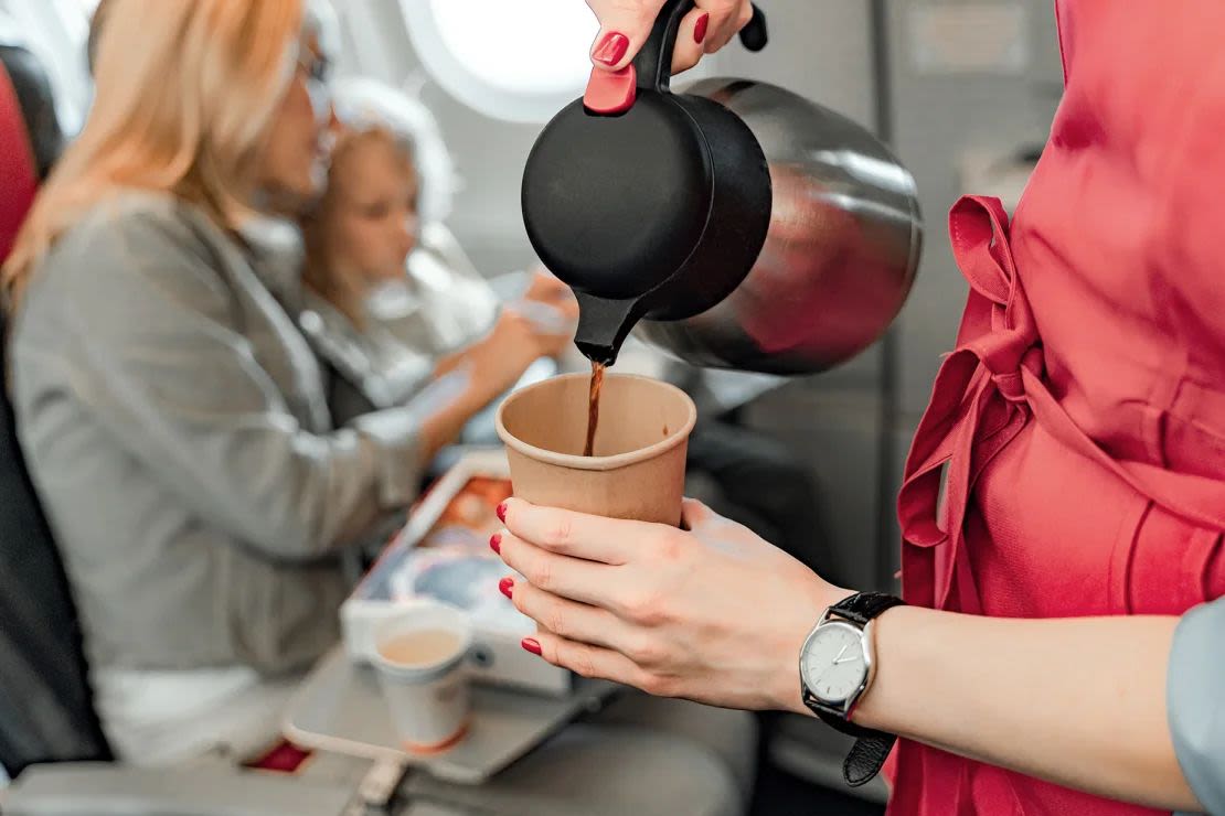 Bebidas calientes en vuelos. (Foto: YakobchukOlena/iStockphoto/Getty Images).