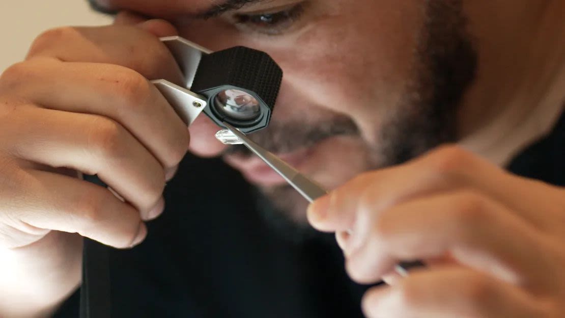 Mohamed Sabeg, cofundador de la empresa 2DOT4, con sede en Dubái, comprobando un diamante cultivado en laboratorio.