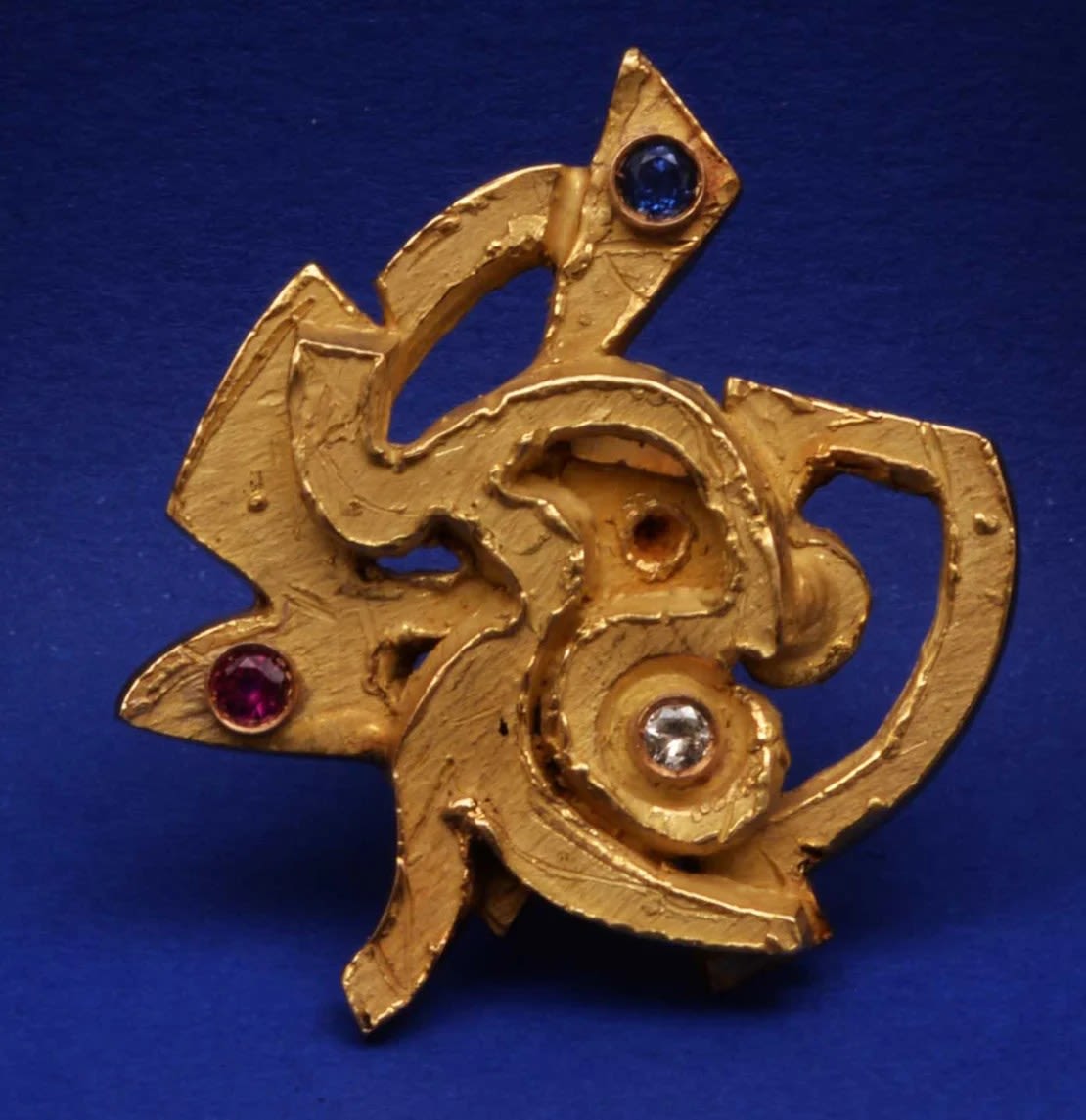 Imágenes de esculturas de oro valoradas en más de US$ 1,3 millones que fueron robadas de una exposición de arte italiana.
