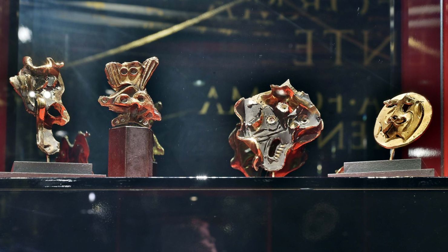 Imágenes de esculturas de oro valoradas en más de US$ 1,3 millones que fueron robadas de una exposición de arte italiana.