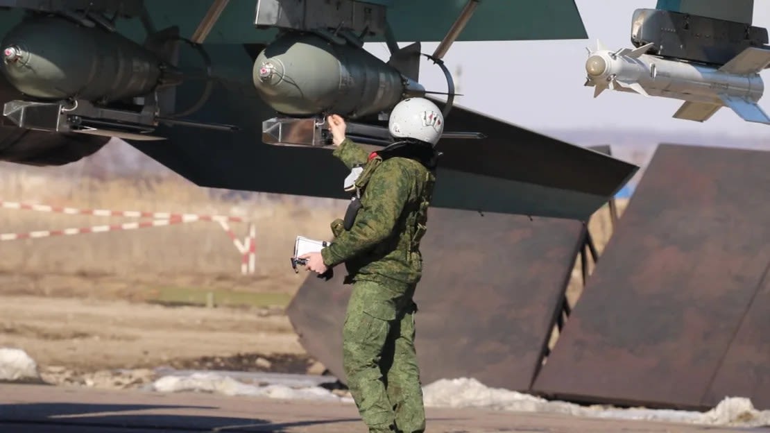 Últimas revisiones en las bombas antes del vuelo de la tripulación del Su-34 Fighter Bomber el 8 de marzo. Ministerio de Defensa de Rusia/Handout/Anadolu a través de Getty Images