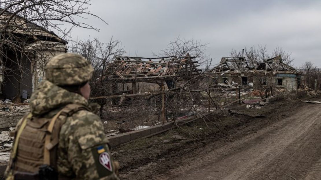 Un soldado ucraniano camina cerca de una casa destruida por un bombardeo ruso en febrero del 2023. Diego Herrera Carcedo/Anadolu/Getty Images