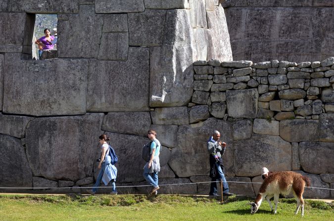 Turistas caminan por la zona de Machu Picchu.