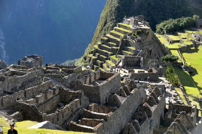 Machu Picchu es el nombre contemporáneo que se da a una llaqta —antiguo poblado andino— incaica construida a mediados del siglo XV en Perú.