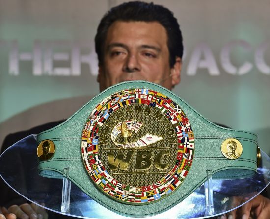 El presidente del Consejo Mundial de Boxeo, Mauricio Sulaiman presentó el cinturón de esmeraldas hecho por artesanos de México.