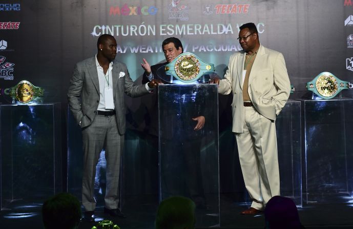 (De Izq. a der) El boxeador haitiano-canadiense Adonis Stevenson, el presidente del Consejo Mundial de Boxeo, Mauricio Sulaiman y el boxeador profesional Larry Holmes posando en la presentación del cinturón en la Ciudad de México el 21 de abril de 2015.