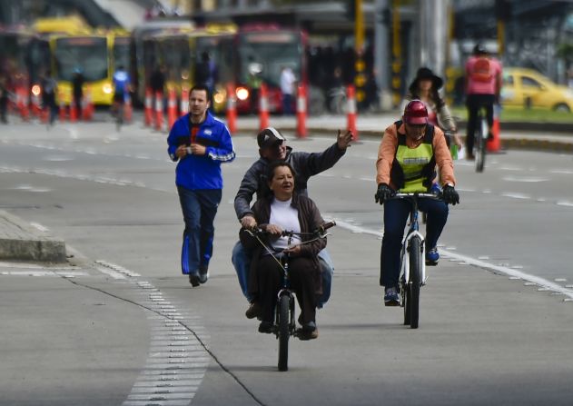 Según reportes de la Secretaría de Movilidad de Bogotá, 400.000 motocicletas también salieron de circulación.