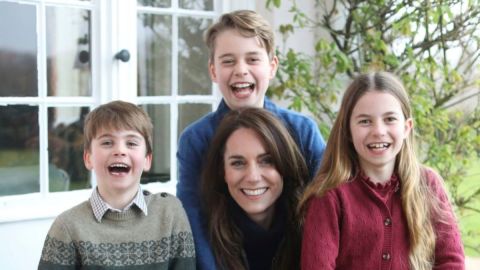 Kate, princesa de Gales, junto con sus hijos, el príncipe Louis, a la izquierda, el príncipe George y la princesa Charlotte, en una foto tomada en Windsor, Reino Unido, por el príncipe William a principios de esta semana.