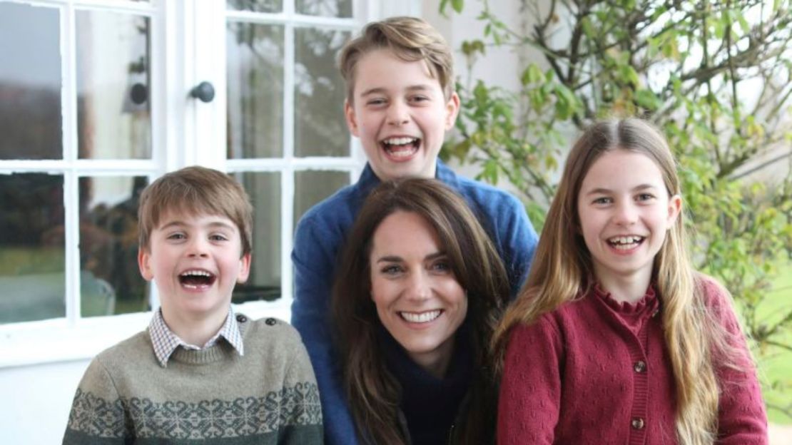 Kate, princesa de Gales, junto con sus hijos, el príncipe Louis, a la izquierda, el príncipe George y la princesa Charlotte, en una foto tomada en Windsor, Reino Unido, por el príncipe William a principios de esta semana.