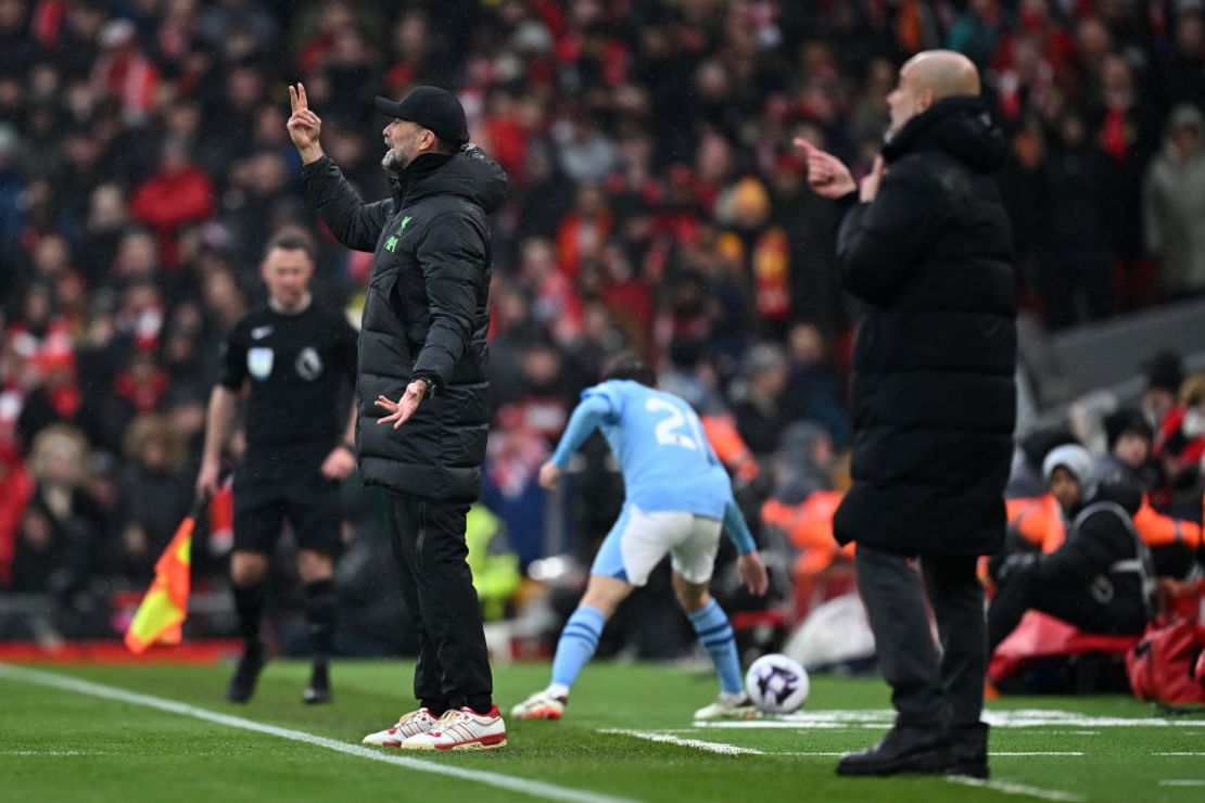 Klopp y Guardiola dando indicaciones en el partido de este domingo en Anfield.