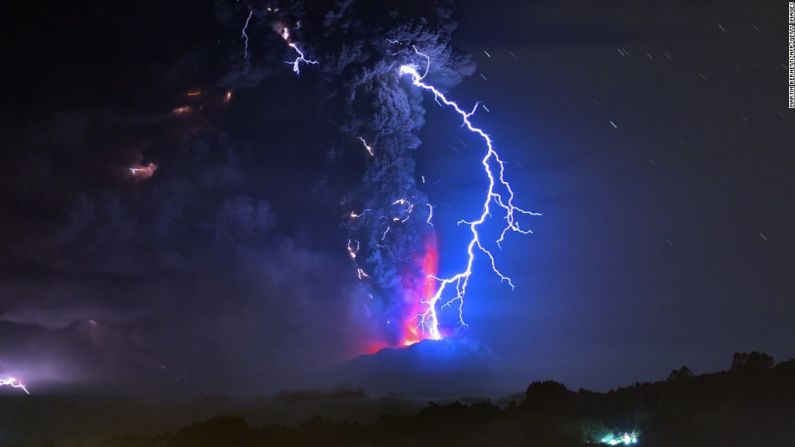 Foto tomada desde Frutillar, al sur de Chile, de la lava del volcán Calbuco, el 23 de abril de 2015.