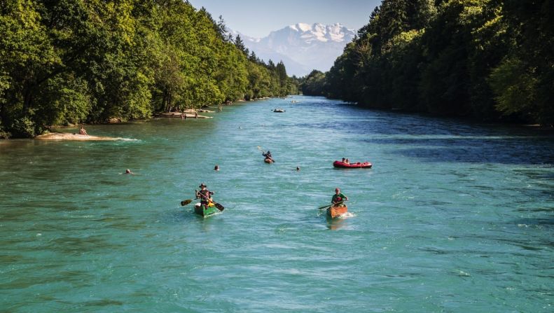 Suiza es el país más feliz del mundo. Qué podría ser más feliz que un viaje a la capital, Berna, durante la primavera o el verano o meterse al río Aar (Switzerland Tourism).