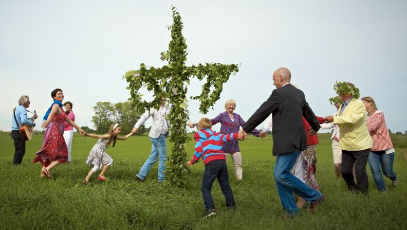 Suecia es el octavo país más feliz del mundo. En dicho país se celebra el verano de una manera distinta. Es una tradición poner una Cruz de Mayo durante el día más largo del año (Imagebank.Sweden.se).