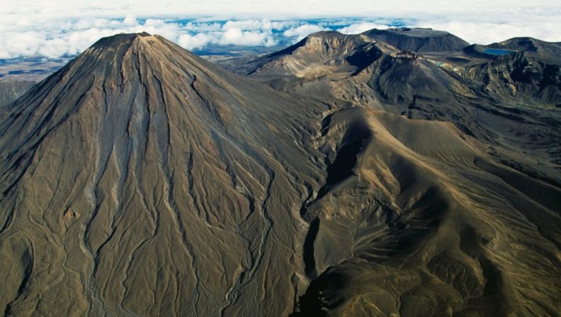 Nueva Zelanda, donde fue filmada la famosa trilogía de El Señor de Los Anillos, es el noveno país más feliz del mundo. Los fanáticos de las cintas pueden escalar el Monte Ngauruhoe, que en la pantalla grande fue el Monte Doom, donde Frodo debía lanzar el anillo (Getty Images).