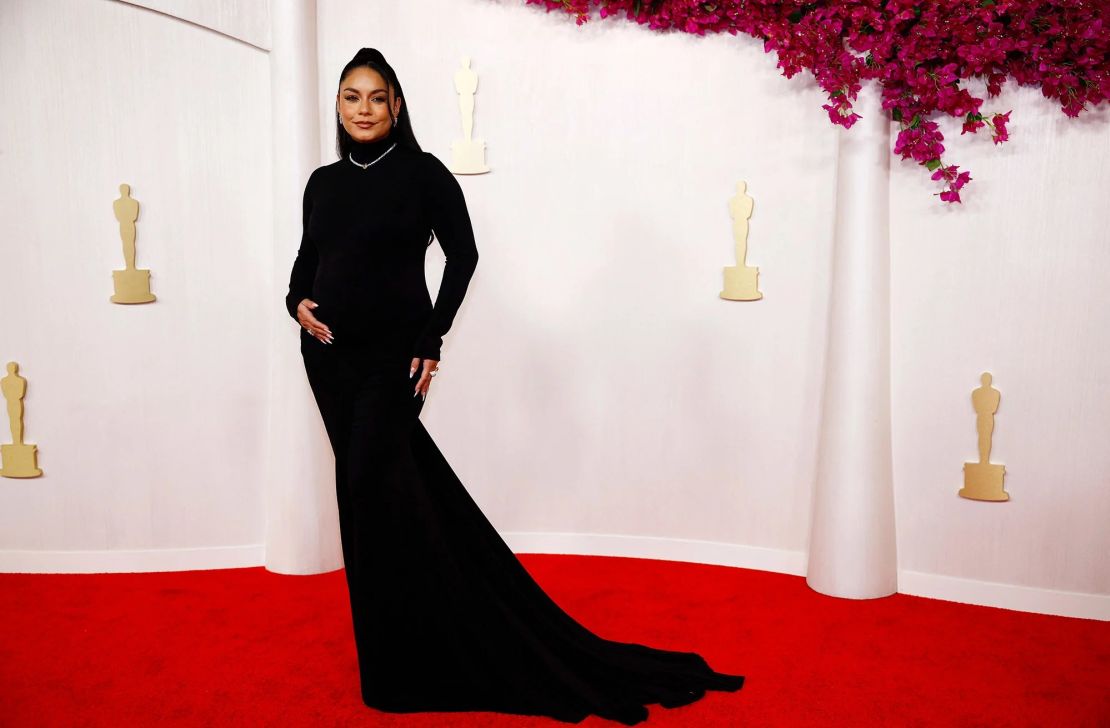 Vanessa Hudgens muestra su embarazo en la alfombra roja de la 96ª edición de los Premios de la Academia en Los Ángeles el 10 de marzo. (Foto: Sarah Meyssonnier/Reuters).