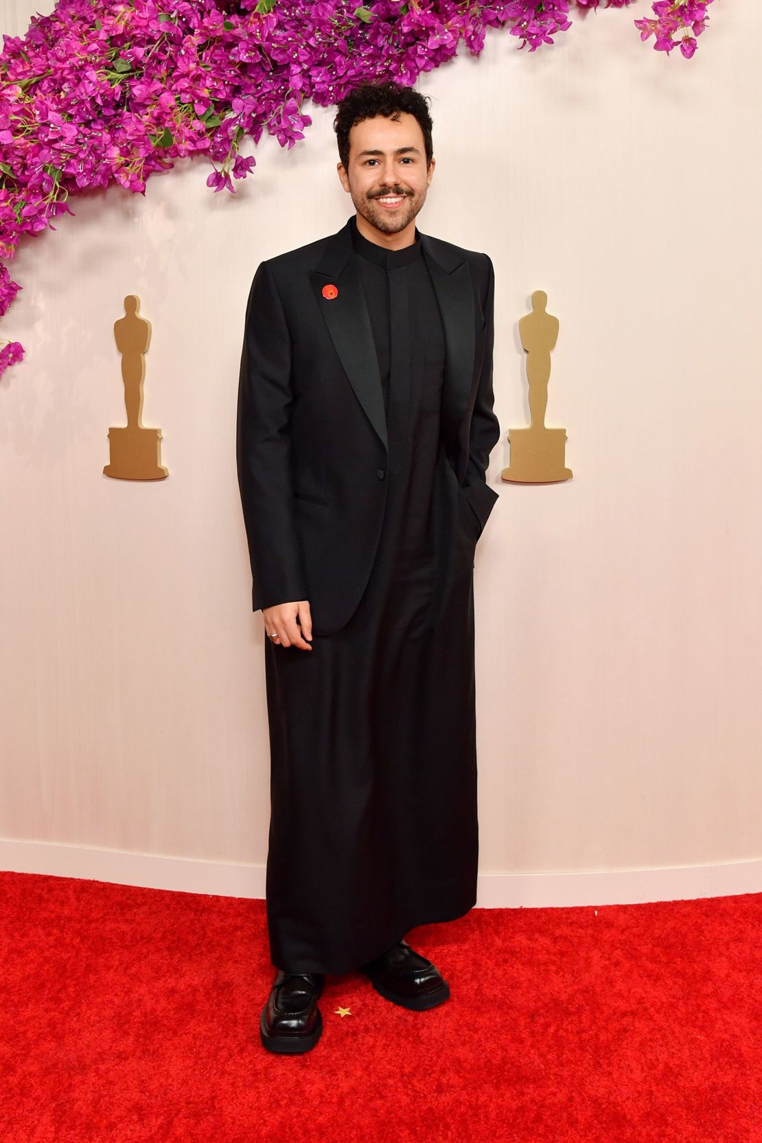 El actor Ramy Youssef luciendo el pin de Artists4Ceasefire en los Oscar el domingo. (Foto: Sarah Morris/WireImage/Getty Images).