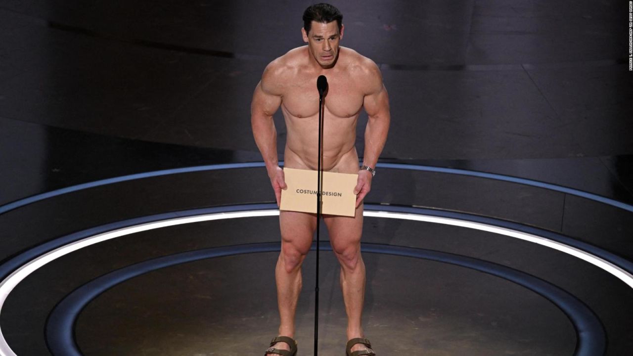 CNNE 1635216 - john cena deja poco a la imaginacion y aparece desnudo en los premios oscar