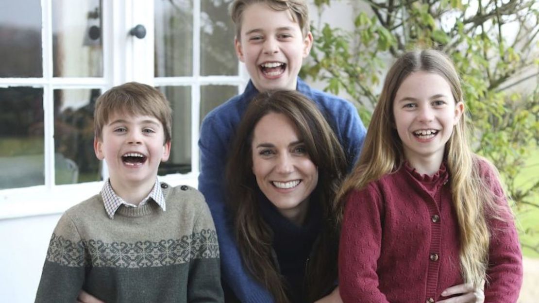 Esta foto de Kate, princesa de Gales, junto a sus hijos fue publicada por el Palacio de Kensington el 10 de marzo en la celebración del Día de la Madre en Reino Unido