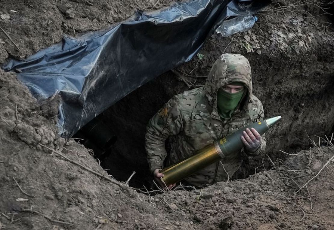 Un soldado ucraniano sostiene un proyectil de artillería cerca de la ciudad de Kreminna, Ucrania, 4 de marzo de 2024.