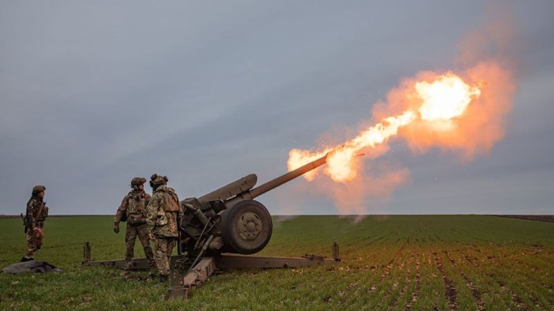 Un obús D-30 de 122 mm es disparado en la región de Donetsk.