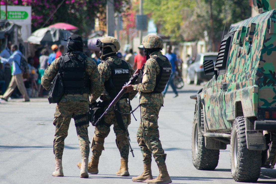 Agentes de la policía haitiana se despliegan en Puerto Príncipe, Haití, el 9 de marzo de 2024. Un corresponsal de la AFP escuchó disparos esporádicos en Puerto Príncipe a última hora del 8 de marzo, mientras los residentes buscaban desesperadamente refugio en medio de la reciente explosión de violencia de bandas en la capital haitiana.