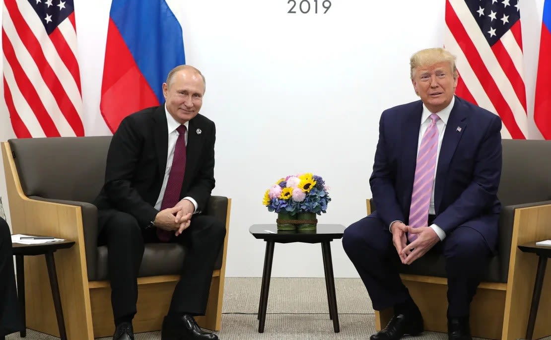 El entonces presidente Trump se reúne con el presidente de Rusia, Vladimir Putin en la cumbre del G20 en Osaka, Japón, el 28 de junio de 2019.