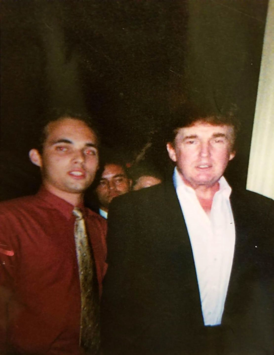 Esta foto de 2002 muestra a Brian Butler y Donald Trump en una fiesta de Navidad en Mar-a-Lago en Palm Beach, Florida. Crédito: obtenido por CNN