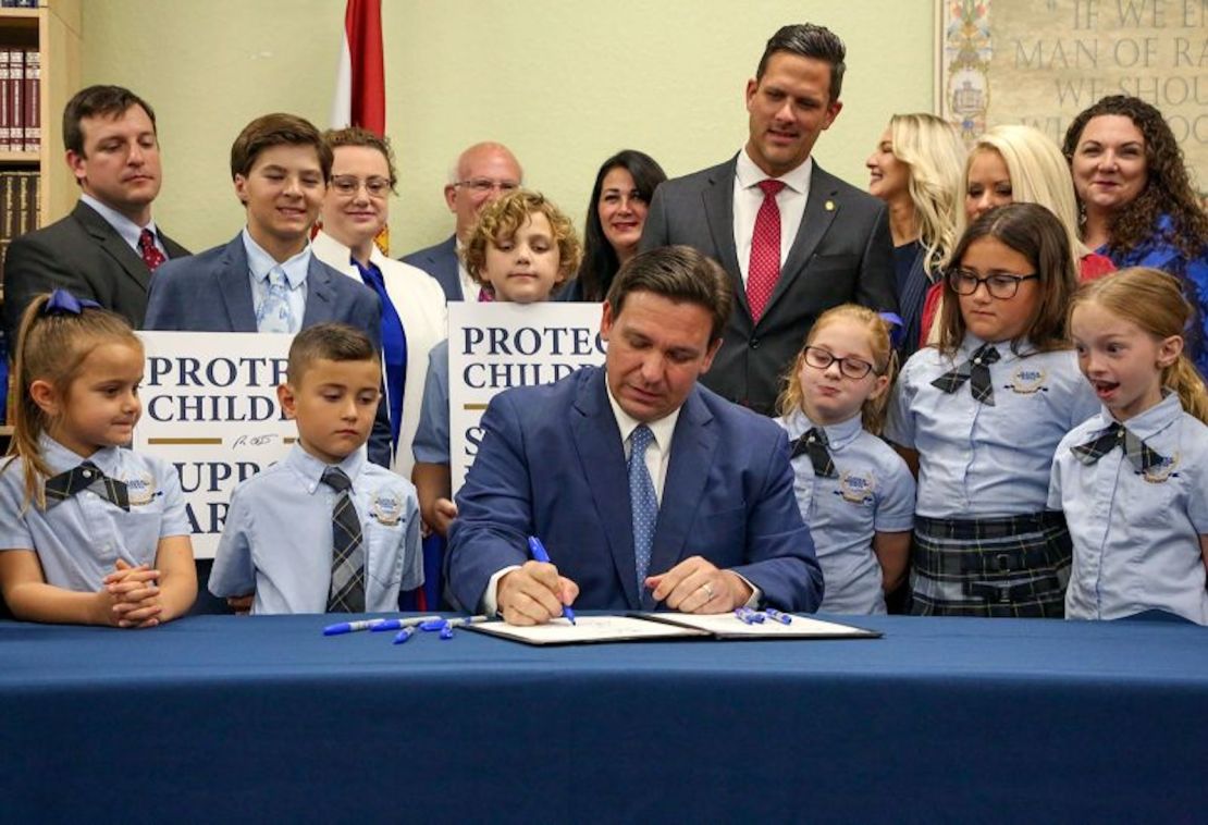 El gobernador de Florida, Ron DeSantis, firma el proyecto de ley de Derechos Parentales en la Educación el 28 de marzo de 2022, en Shady Hills, Florida.